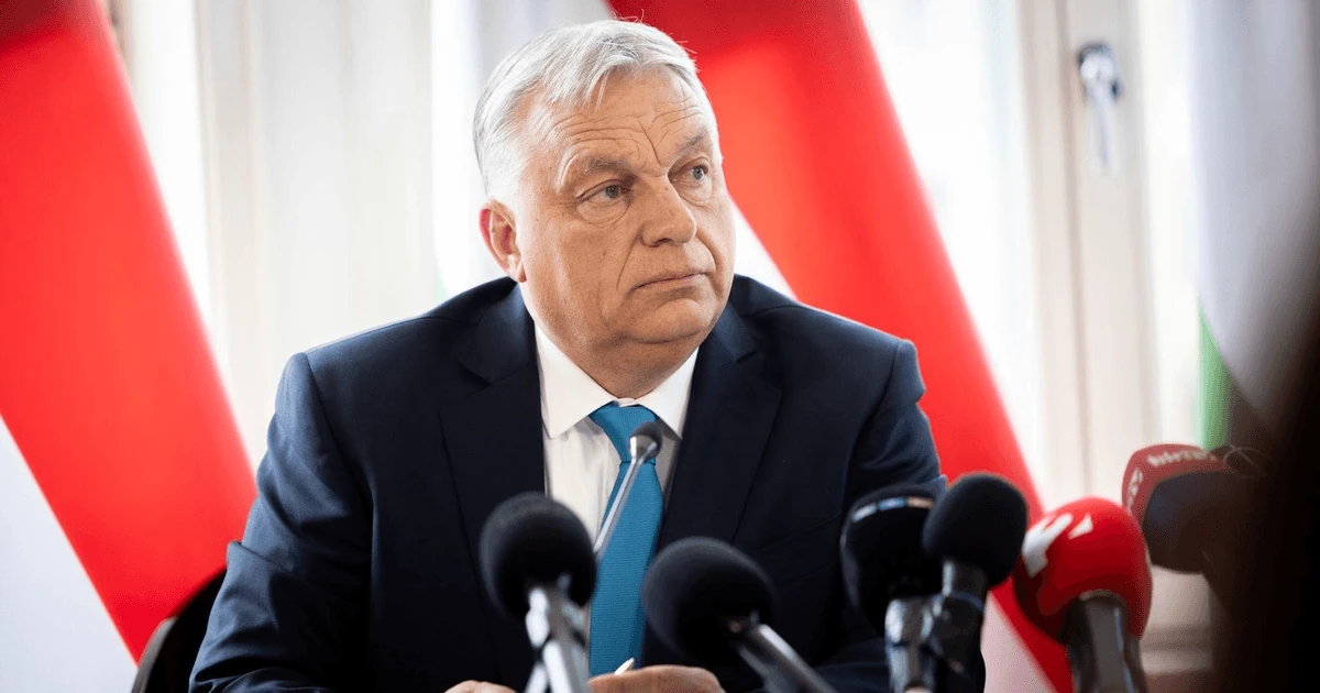 Будівля парламенту Угорщини з угорським прапором — символ антикорупційних змін