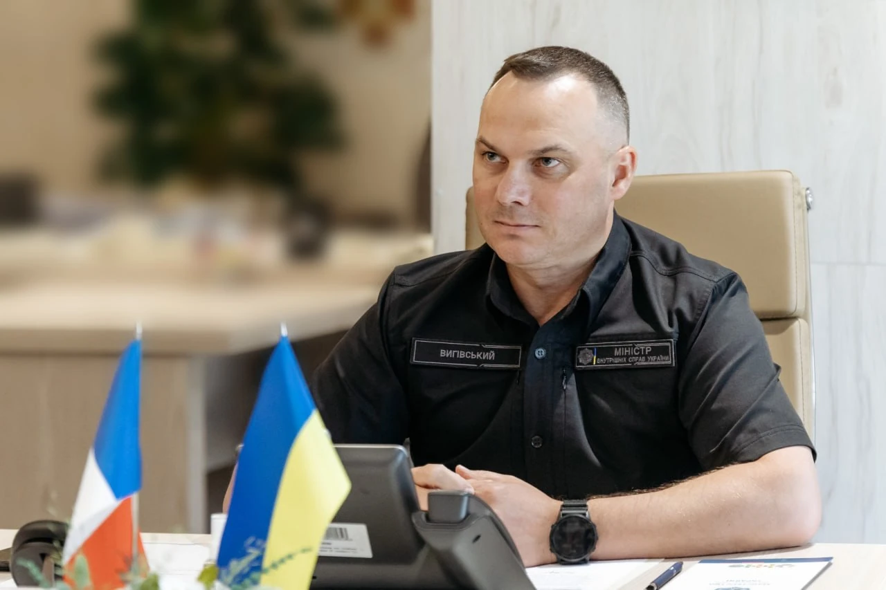 Колона спеціалізованих автомобілів та українських рятувальників ДСНС, що вирушають до Франції