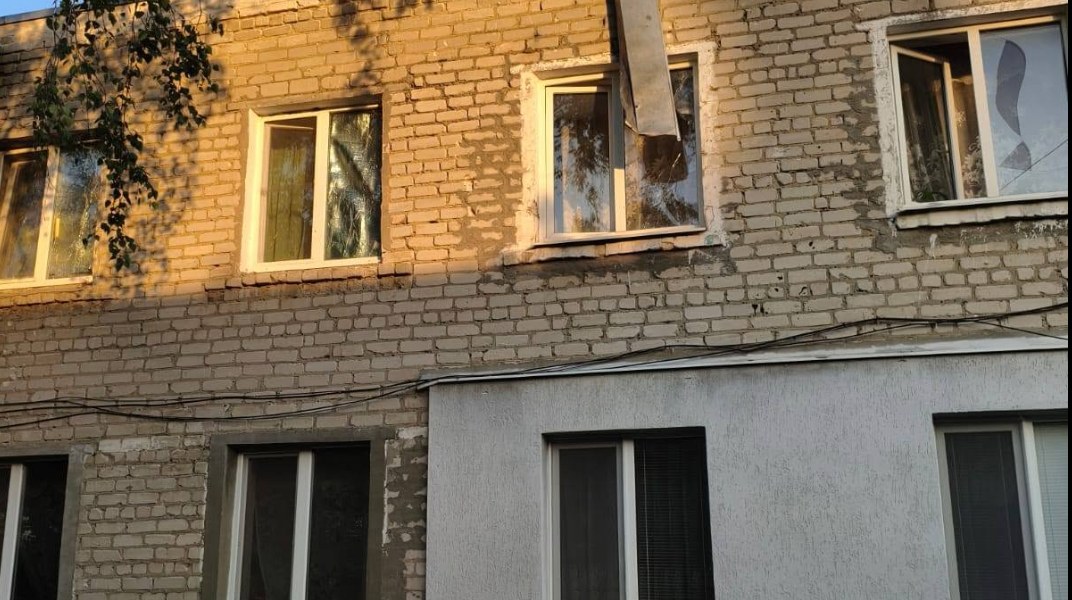 Пошкоджені двоповерхові багатоквартирні будинки у селищі Шевченкове після ракетного удару 20 липня