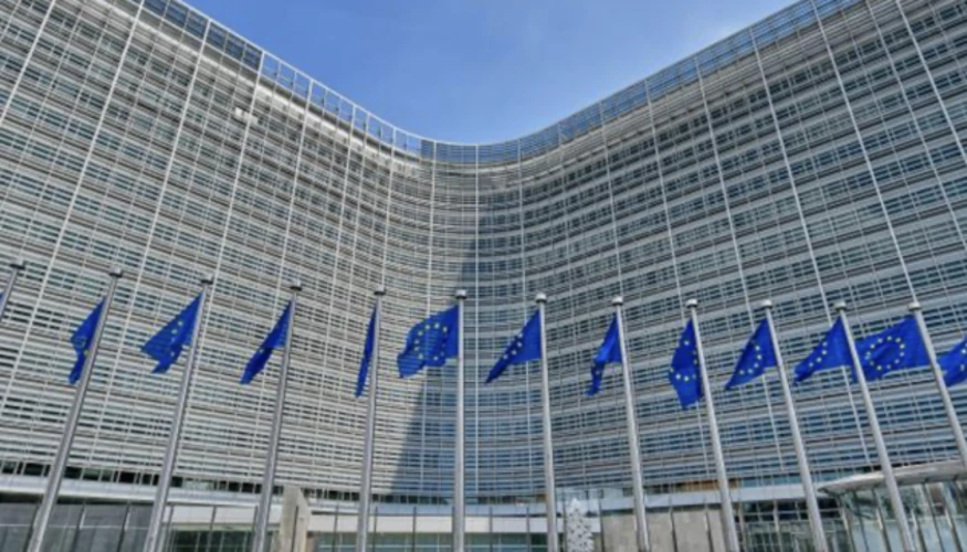 Прапор ЄС на тлі символіки оборонної підтримки України