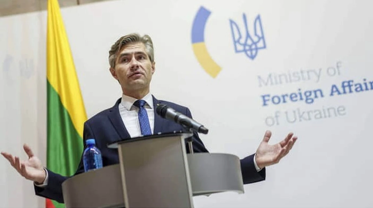 Пошкоджена будівля посольства Литви у Києві після російського удару