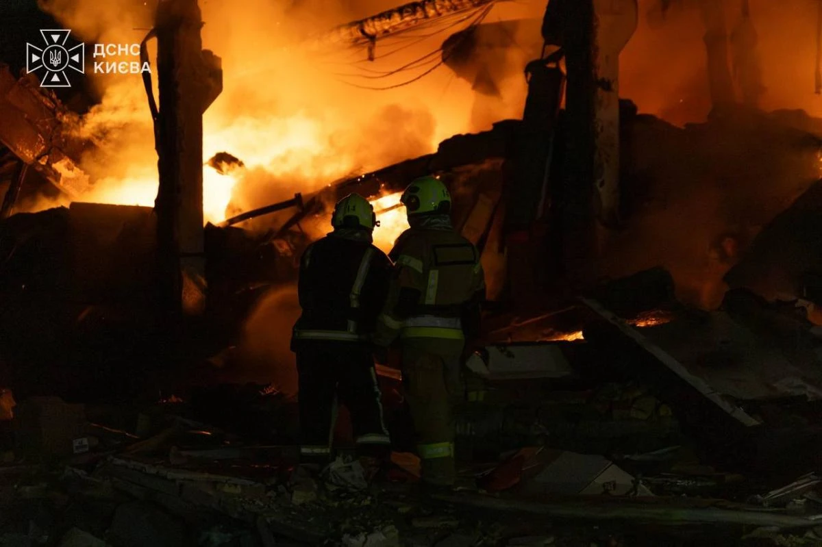 Наслідки нічної балістичної атаки 11 серпня у Шевченківському районі Києва: вирви біля лікарні та пожежа у складському