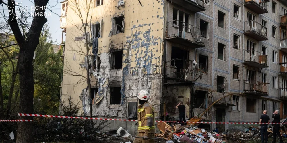 Рятувальники ДСНС ліквідовують наслідки удару на місцях пожеж у Києві