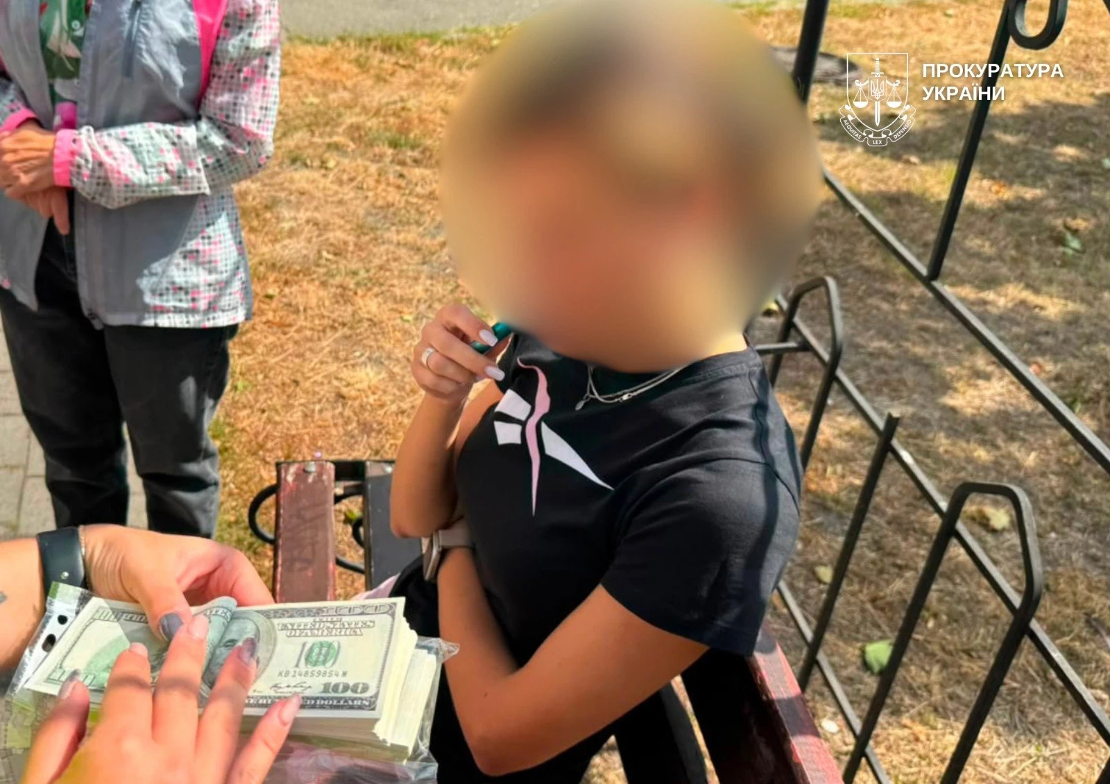 Обшук автомобіля фігурантки та вилучені гроші під час спецоперації у Києві
