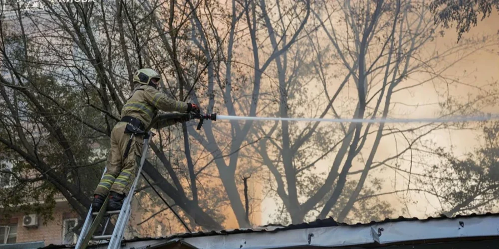 Двоповерхова будівля дитсадку в Оболонському районі Києва після падіння ворожого безпілотника