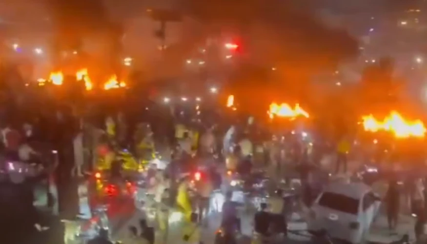 Протестувальники палять шини та перекривають трасу Дамаск — Алеппо під час протестів проти зростання цін на пальне в Сирії.