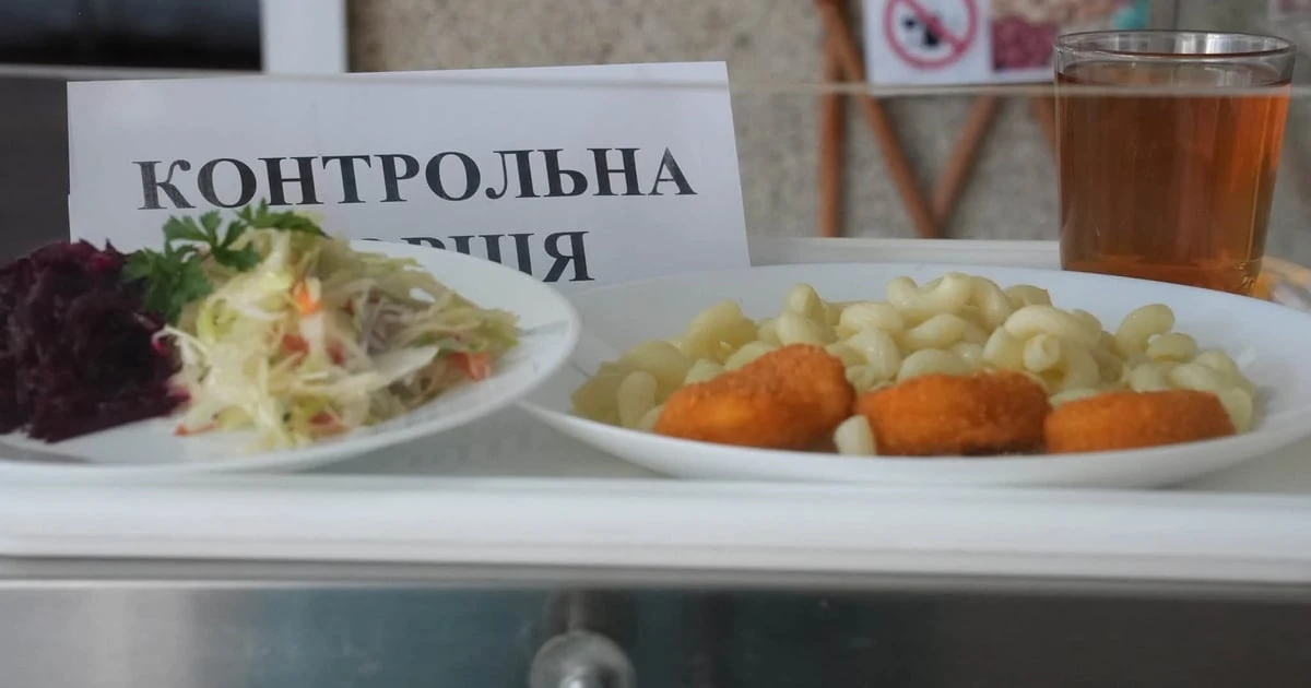 Шкільний обід на тарілці під час перевірки Держпродспоживслужби