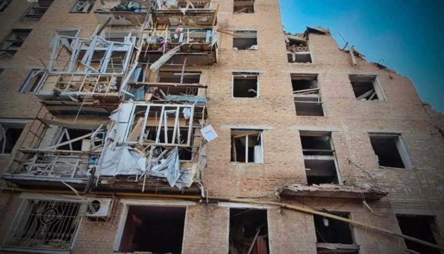Зруйнований під'їзд п'ятиповерхівки в Прилуках, рятувальні роботи 7 жовтня