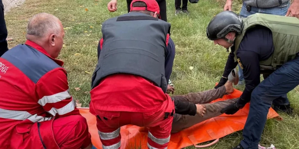 Наслідки скидання боєприпасу з безпілотника на дітей у Покровській громаді (фото Дніпропетровської обласної прокуратури)